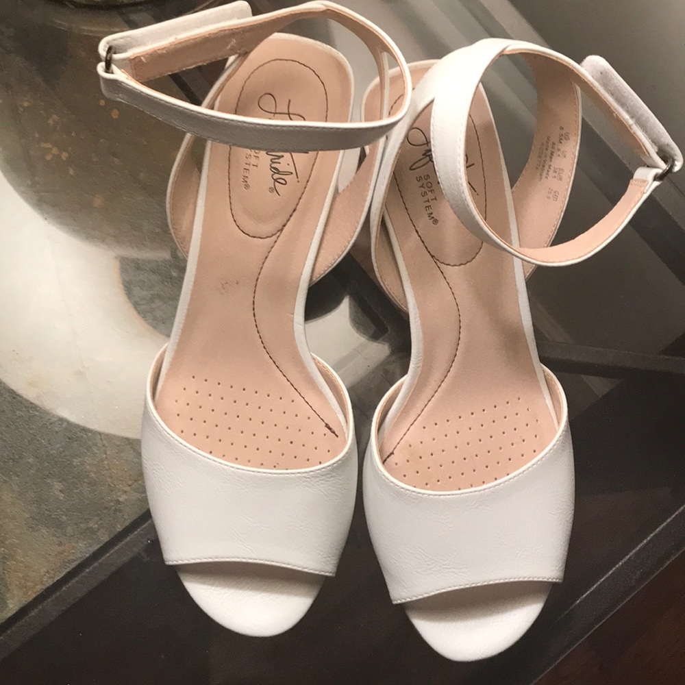 white lifestride sandals with block heel size 8.5